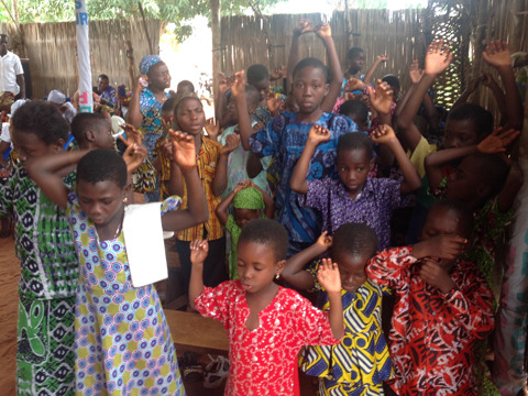 Kinderen in Togo bidden