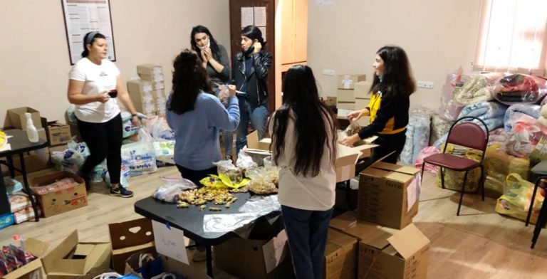 Nazareners in Armenië zorgen voor voedsel- en hygiënepakketten